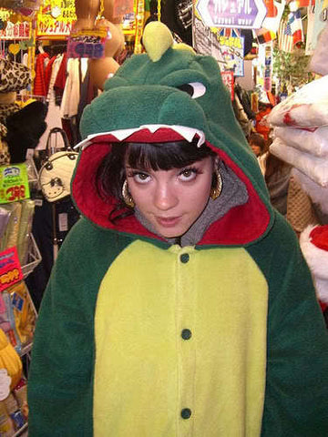 Lily Allen indossa un Kigurumi Dinosauro