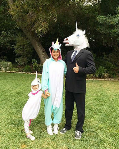 Tiffani Amber Thiessen indossa Kigurumi Unicorno Blu con la sua famiglia